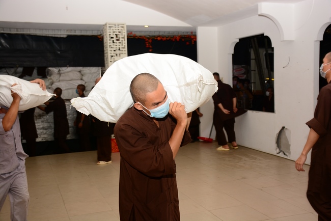 Chùa Hoằng Pháp: Tiếp tục hỗ trợ người dân khó khăn trong đại dịch Covid (đợt 8)